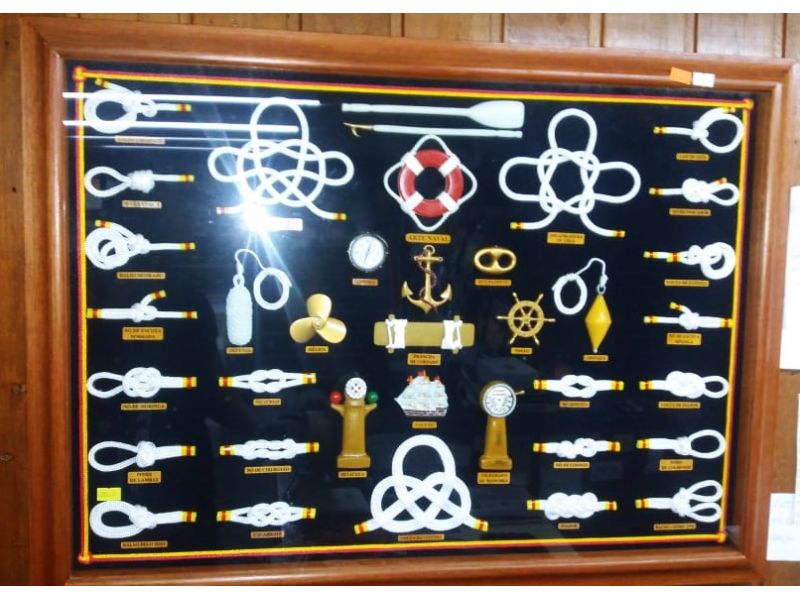 DECORATIVO QUADRO DE NOS - 75 X 55 DECORATIVO QUADRO DE NOS - 75 X 55